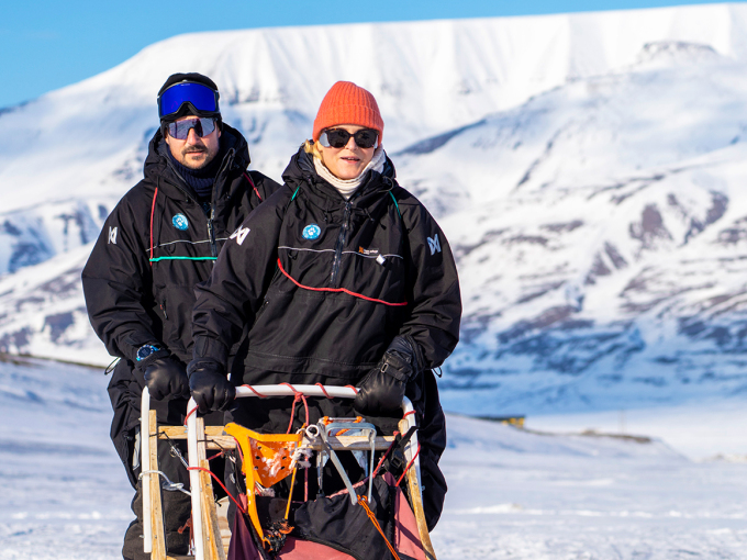 Kronprinsparet fekk køyre hundespann på besøk hos Arctic Husky Travellers utanfor Longyearbyen. Foto: Ole Berg-Rusten / NTB